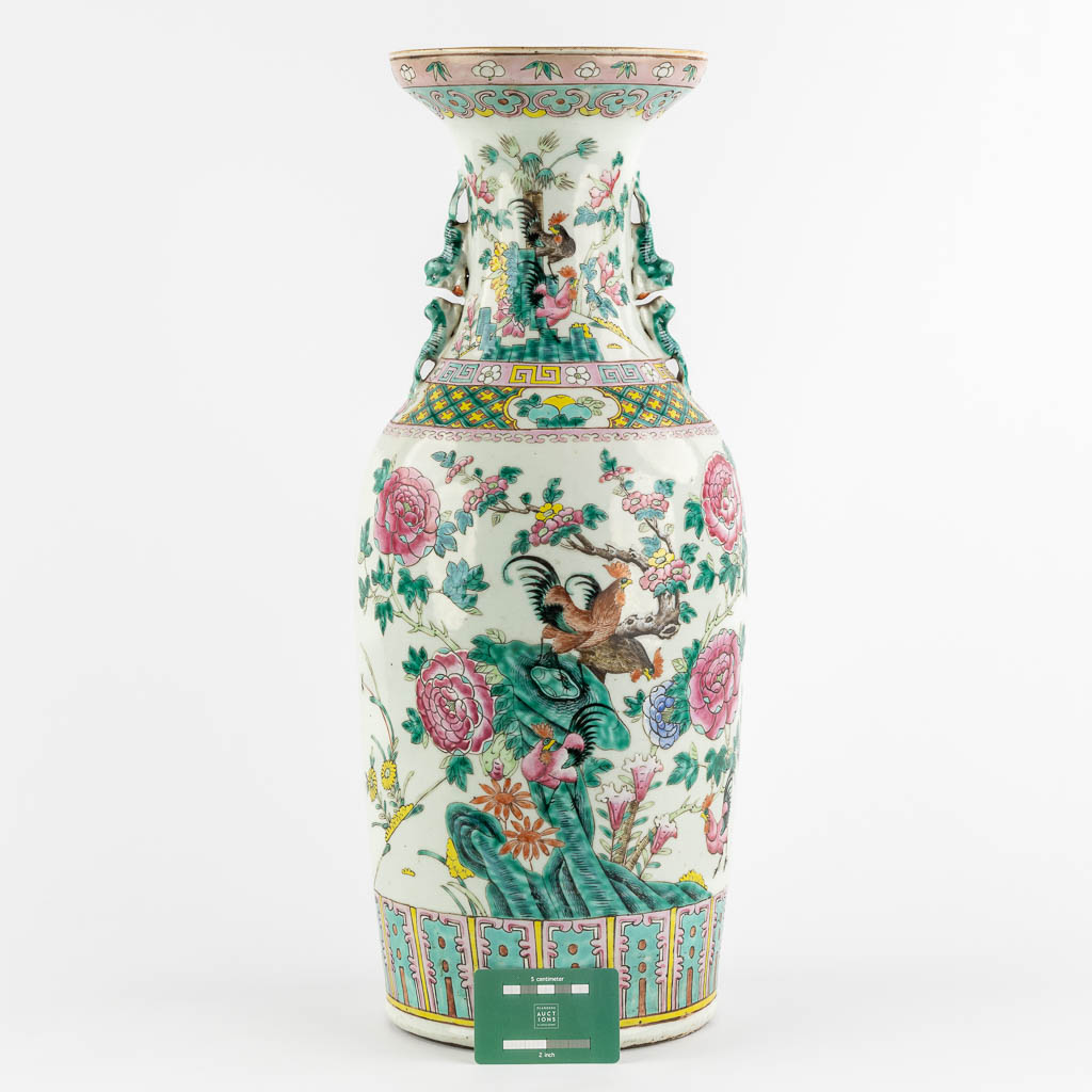 Een grote Chinese vaas met decor van Kippen en Flora. (H:59 x D:23 cm)