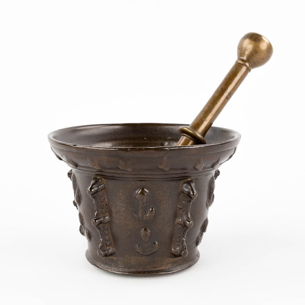  An antique mortar with pestle, bronze, 17th/18th century. 