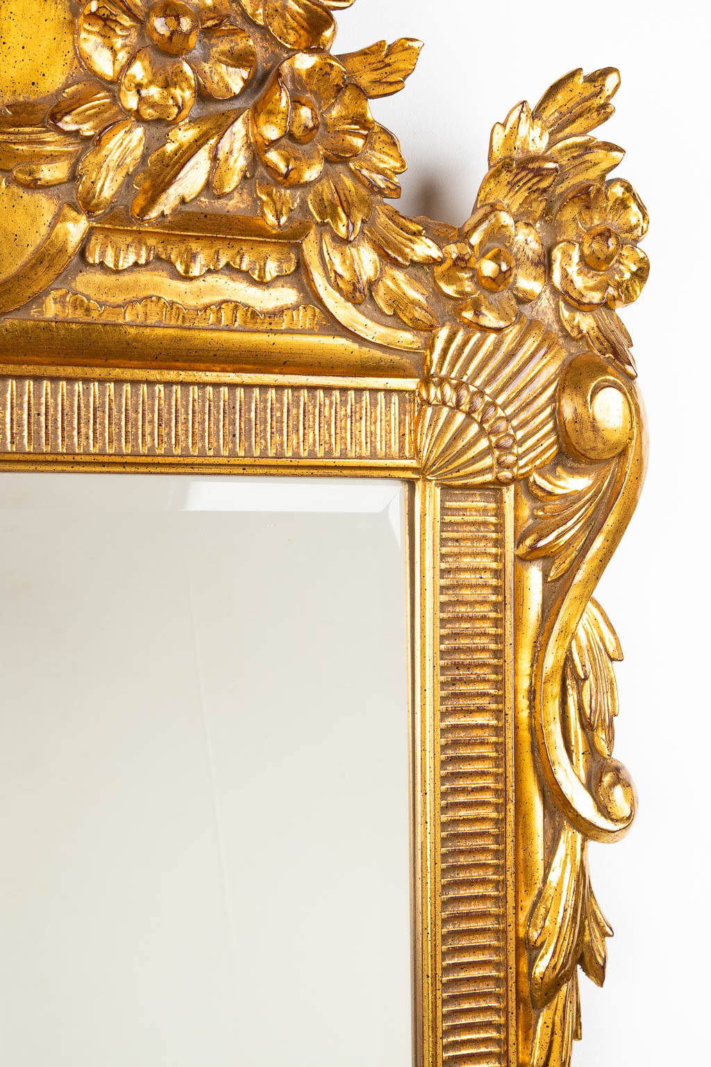 Deknudt, een vergulde spiegel, 20ste eeuw. (W:76 x H:124 cm)