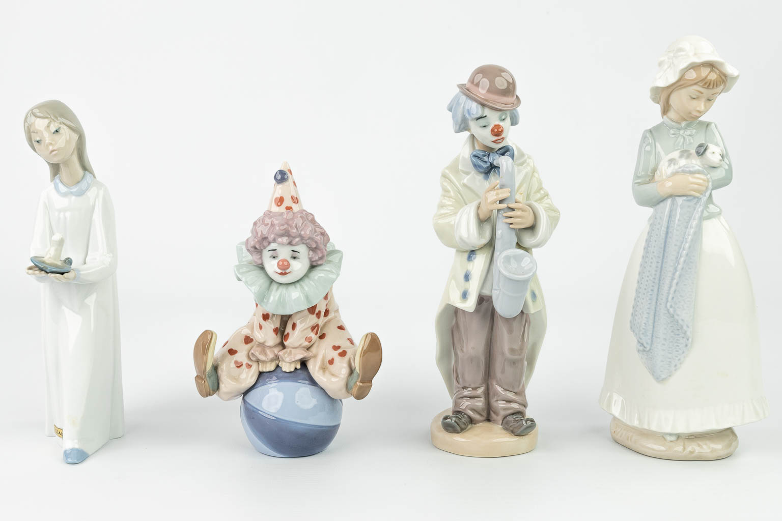 Een collectie van 4 figuren gemaakt uit porselein in Spanje en gemerkt Lladro. (H:24cm)
