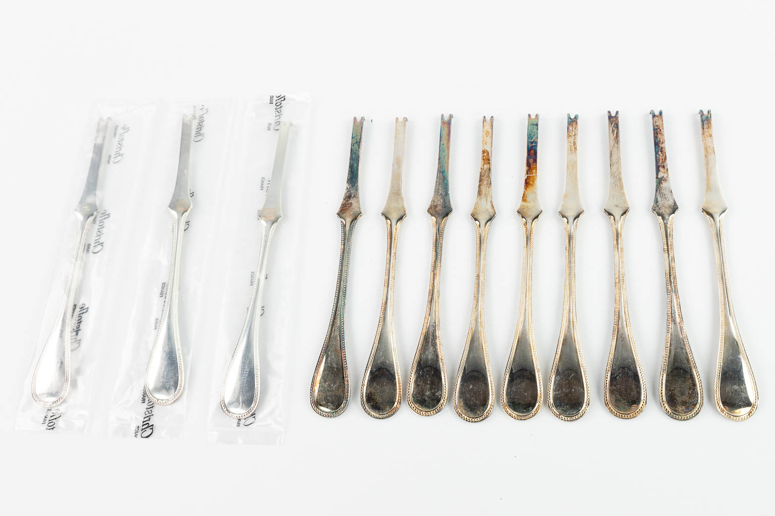 Een collectie kreeftvorkjes gemaakt uit verzilverd metaal door Christofle, model Perles. 