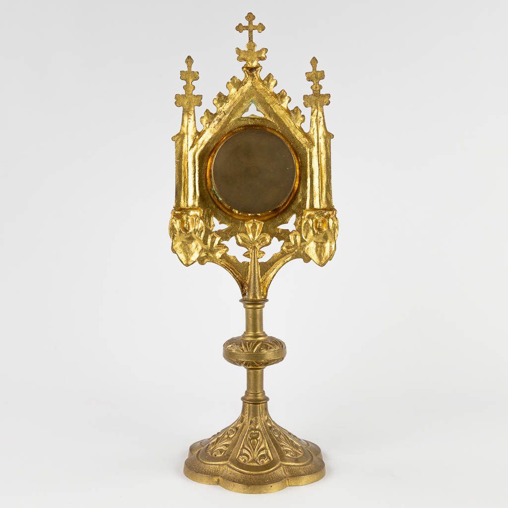 A sealed Theca with a relic: Joannis a Cruce, mounted in a brass monstrance. (D:11,5 x W:13 x H:35 cm)