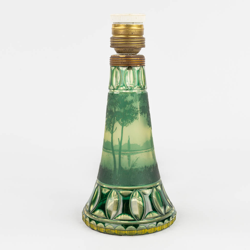 Val Saint Lambert, een lampenvoet met landschapsdecor. (H:22 x D:10,5 cm)