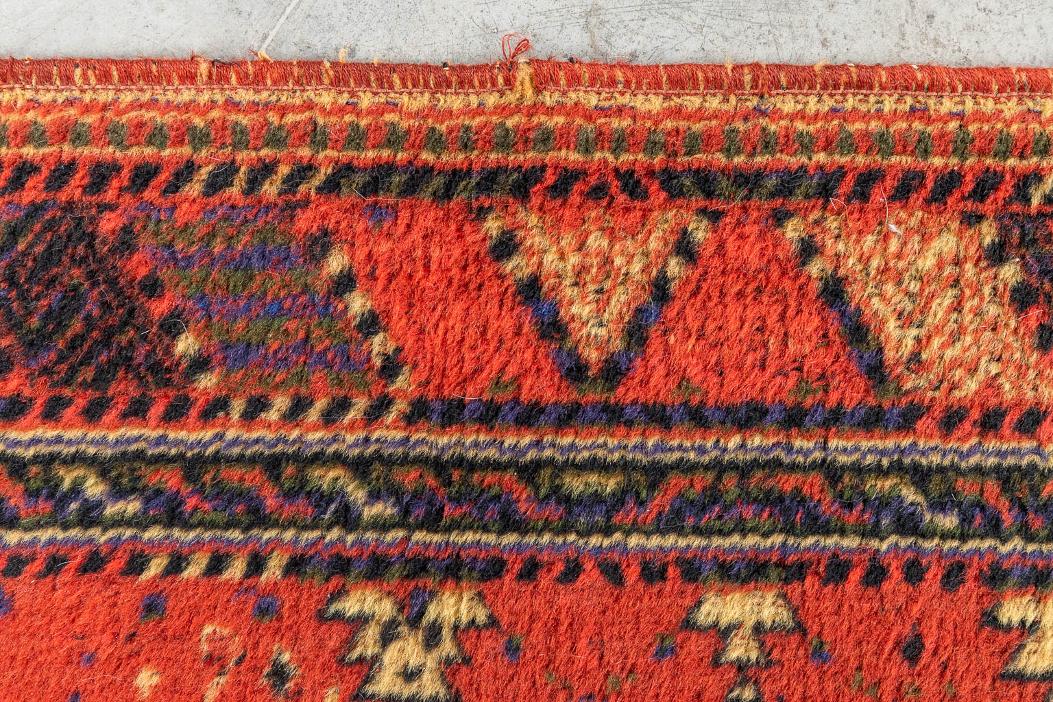 Twee tapijten. (D:156 x W:96 cm)