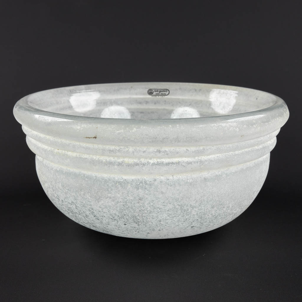 Seguso Vetri D'Arte, a frosted glass bowl. Murano, Italy. (H:12 x D:26 cm)
