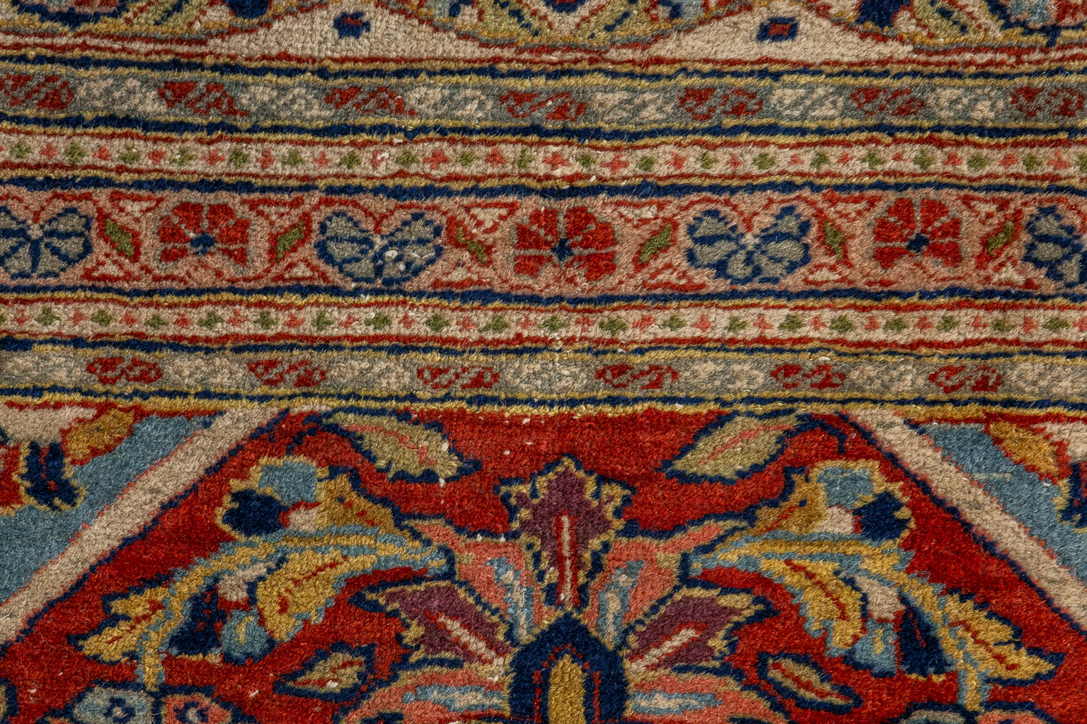 Een Oosters handgeknoopt tapijt, Ghoum. (L:264 x W:353 cm)