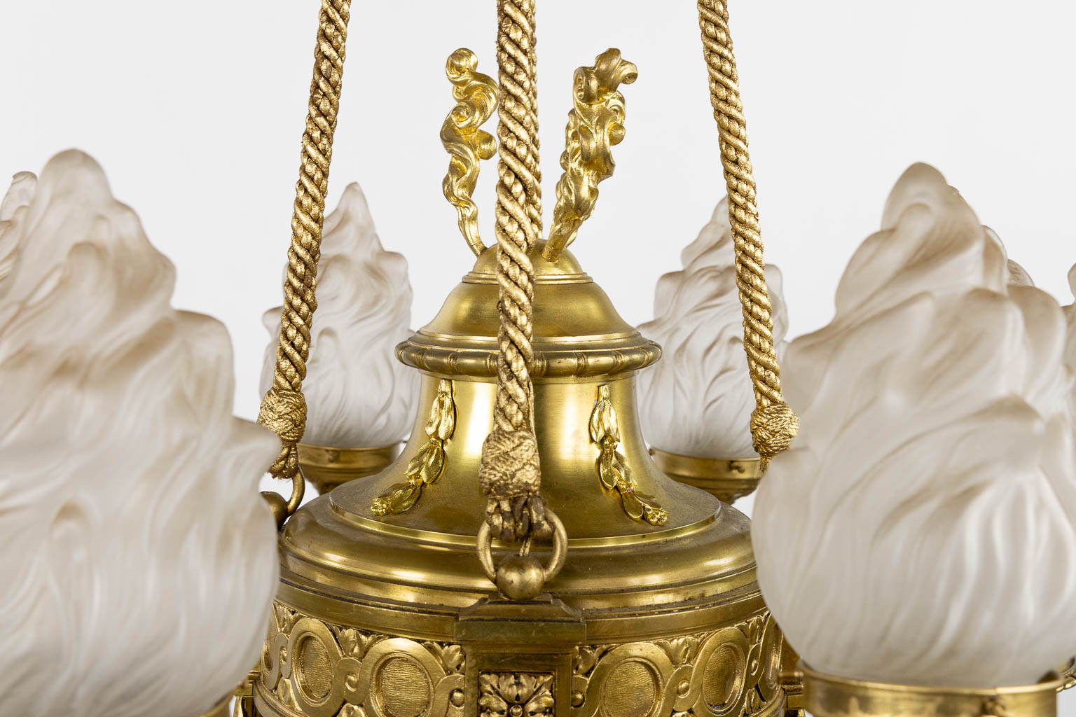Een luchter, Lodewijk XVI stijl. Verguld brons. (H:100 x D:72 cm)