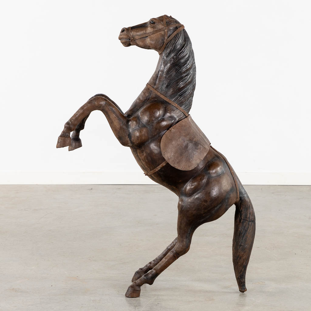 Een decoratief steigerend paard, leder. (L:27 x W:67 x H:100 cm)
