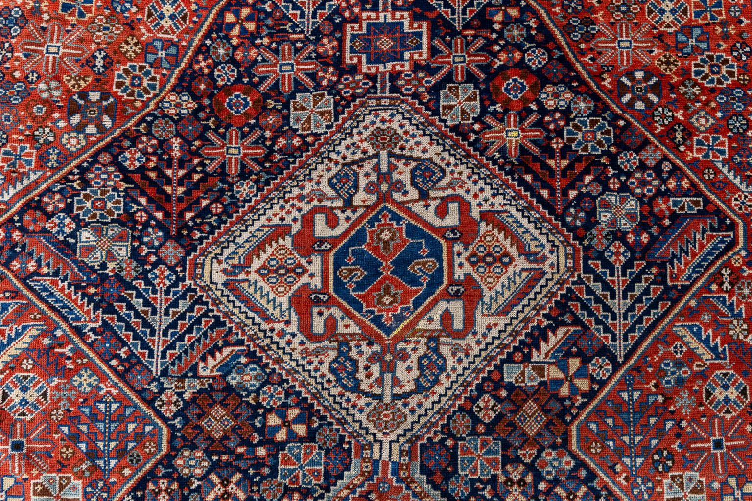 Een Oosters handgeknoopt tapijt, Antique Gashqai. 