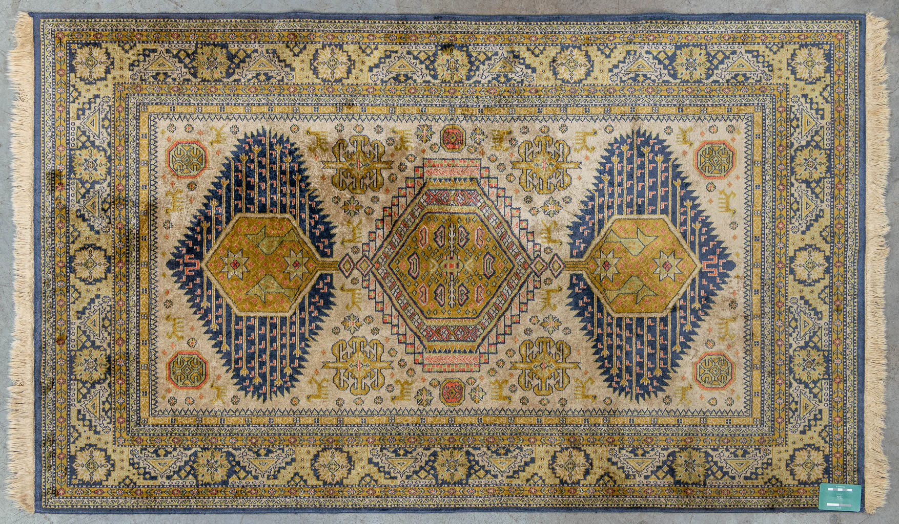 Een tapijt gemaakt uit zijde, machinaal gemaakt. (170 x 102 cm)
