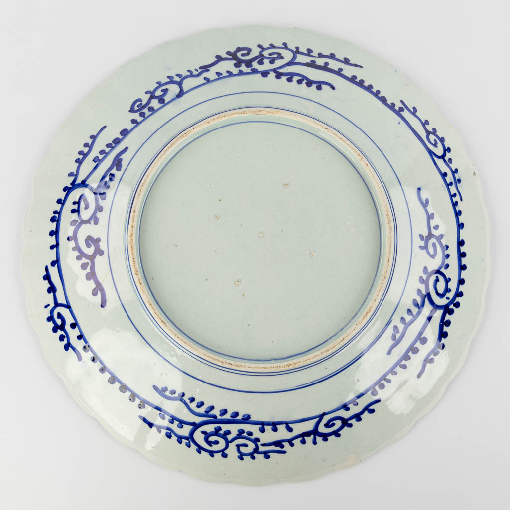 A large Japanese plate made of Imari porcelain. (D: 48 cm)