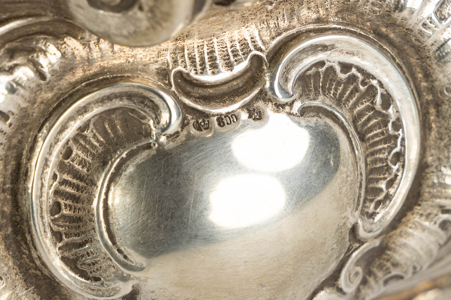 Een groot tafel middenstuk, zilver, Duitsland. Bijgevoegd een mand. Circa 1900. (L:38 x W:54 x H:23 cm)