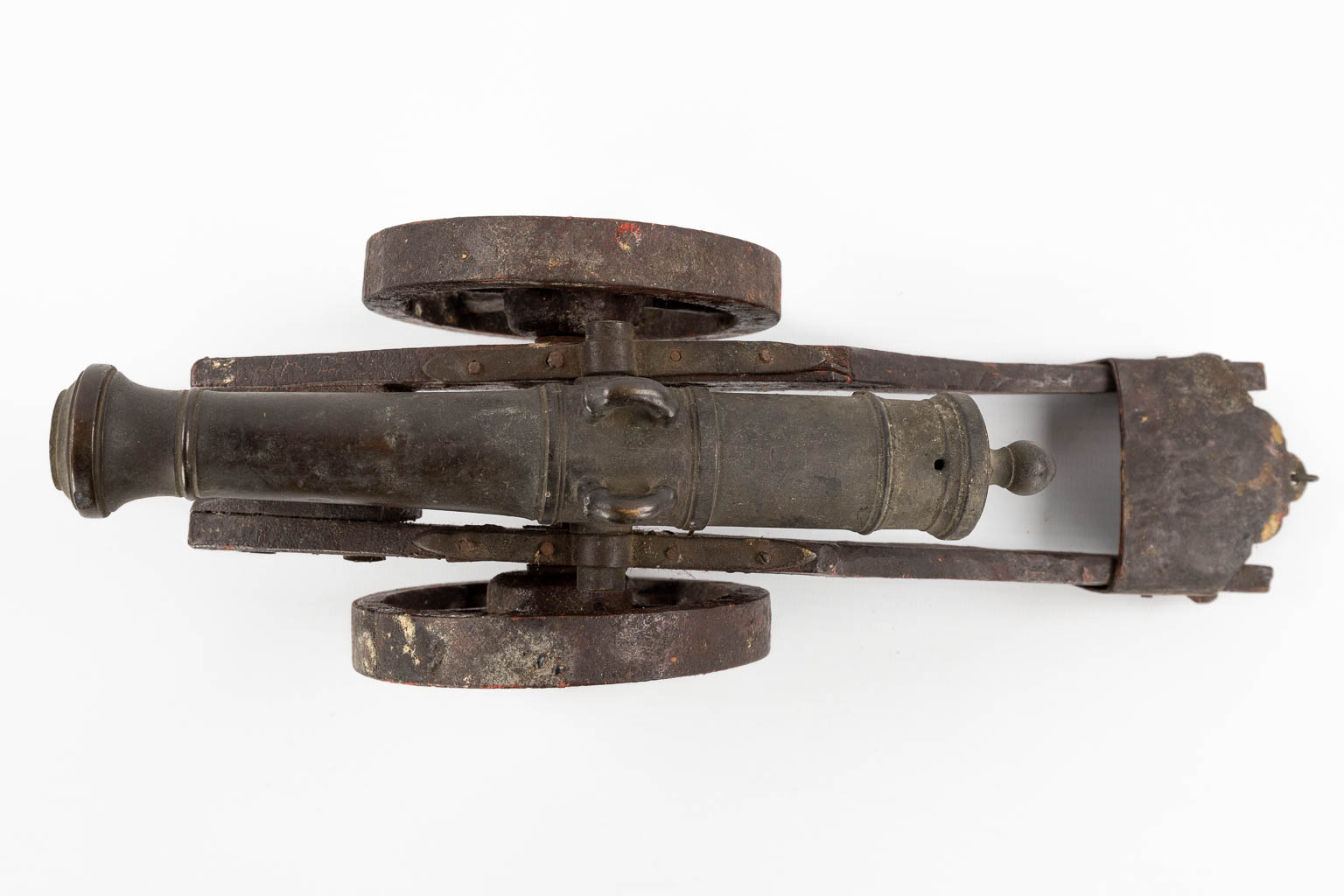 Zes miniatuur kanonnen, 19de/20ste eeuw. (D:20 x W:38 x H:12 cm)