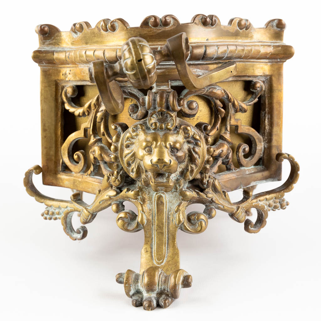 A large bronze Jardinière, decorated with lions and garlands. Circa 1900. (D:21 x W:70 x H:18 cm)