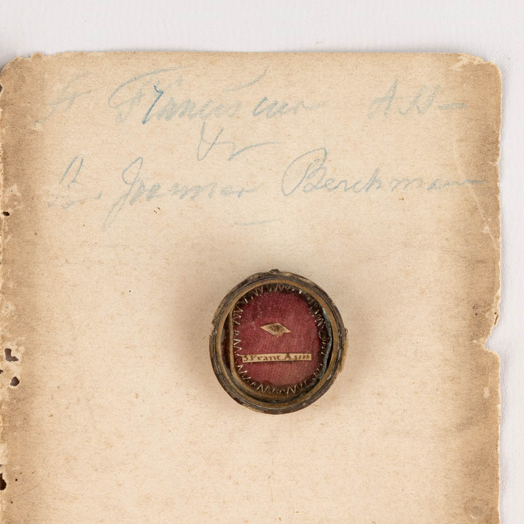 A sealed theca with relic and a document. Ex cineribus corporis Sancti Franciscus Assisensis. (W:2,5 x H:2,6 cm)