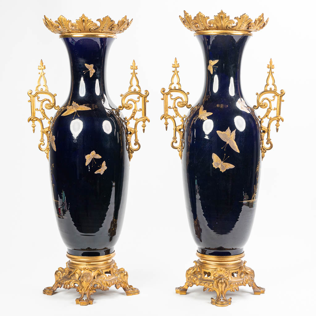 Een uitzonderlijk paar vazen gemaakt uit porselein met kobalt-blauwe glazuur en handgeschilderd Japans decor.