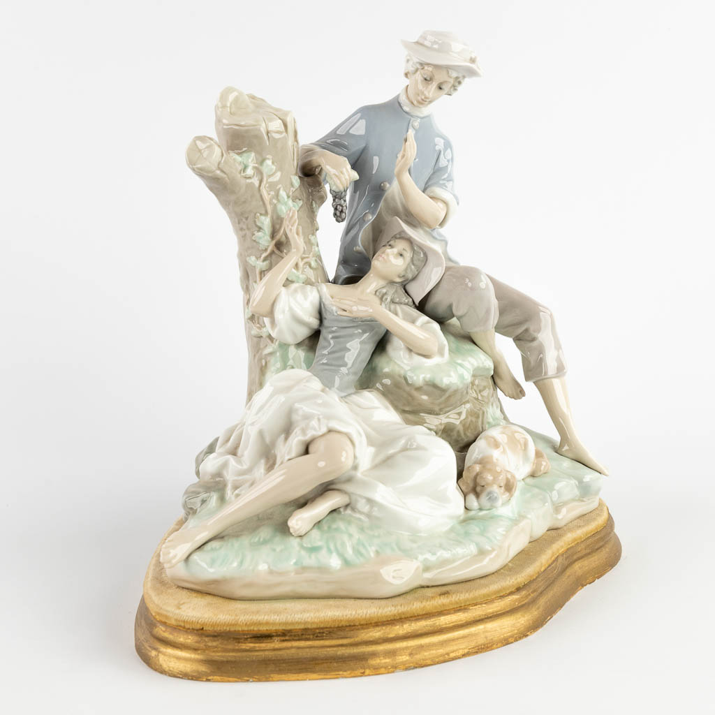 Lladro, een romantische scène, polychrome porselein. 20ste eeuw. (D:20 x W:29 x H:27 cm)