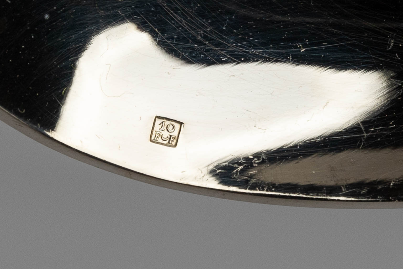 Francois Frionnet, Model Perles, een bestekkoffer met verzilverd bestek. 128-delig. (L:31,5 x W:46 x H:27 cm). (L: 31,5 x W: 46 