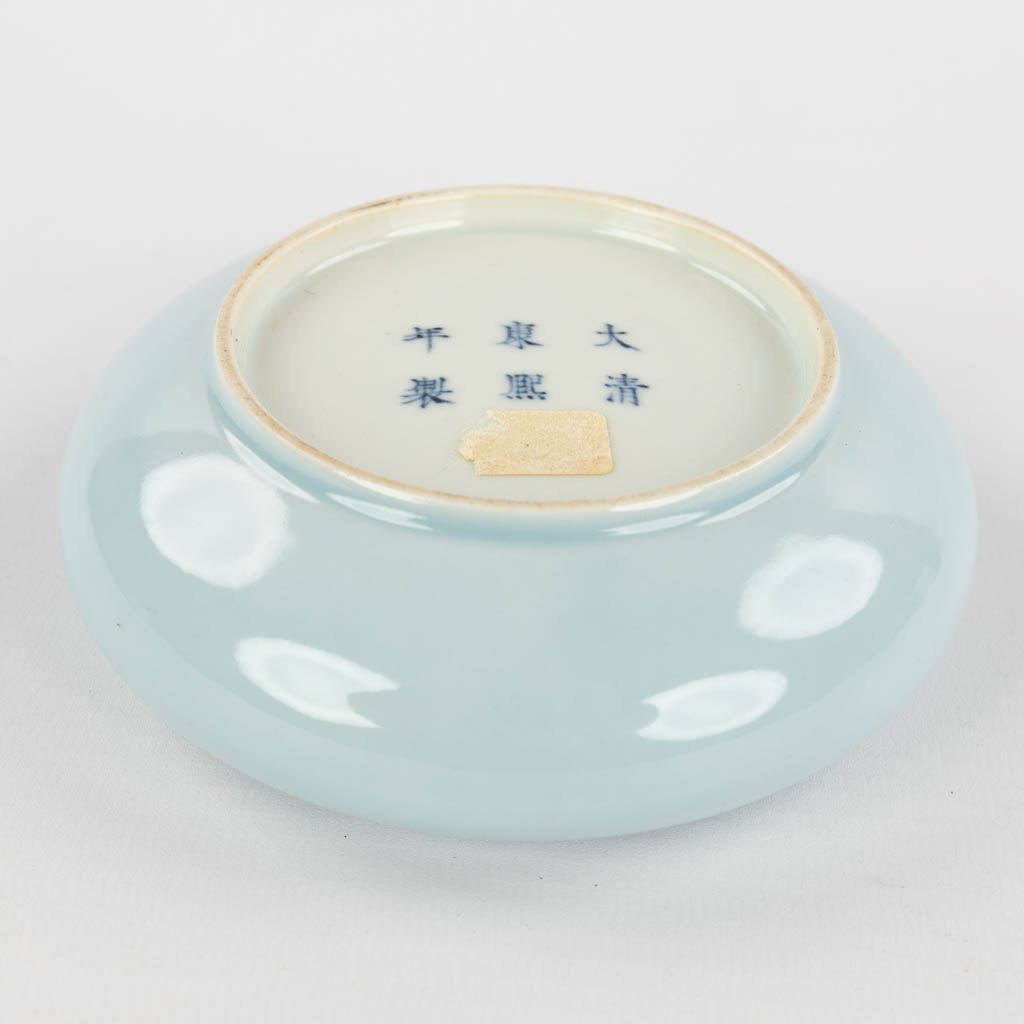 A Chinese brush washing pot, blue glazed, Kangxi mark and period. 18th C. (H:4 x D:11,5 cm)