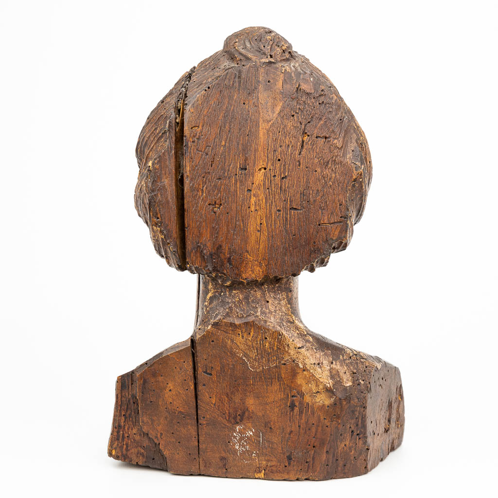 Een antieke houtsculptuur van een processiemadonna met sporen van originele polychromie. Periode 1600. (H:29cm)