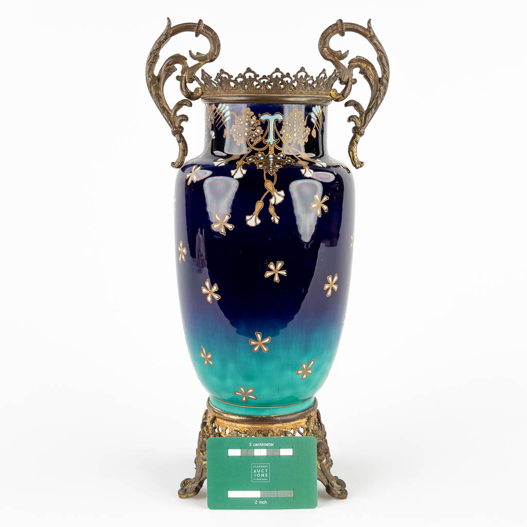 Luneville, een grote met metaal gemonteerde faience vaas met sterrendecor. Art Nouveau. (D:15 x W:20 x H:38 cm)