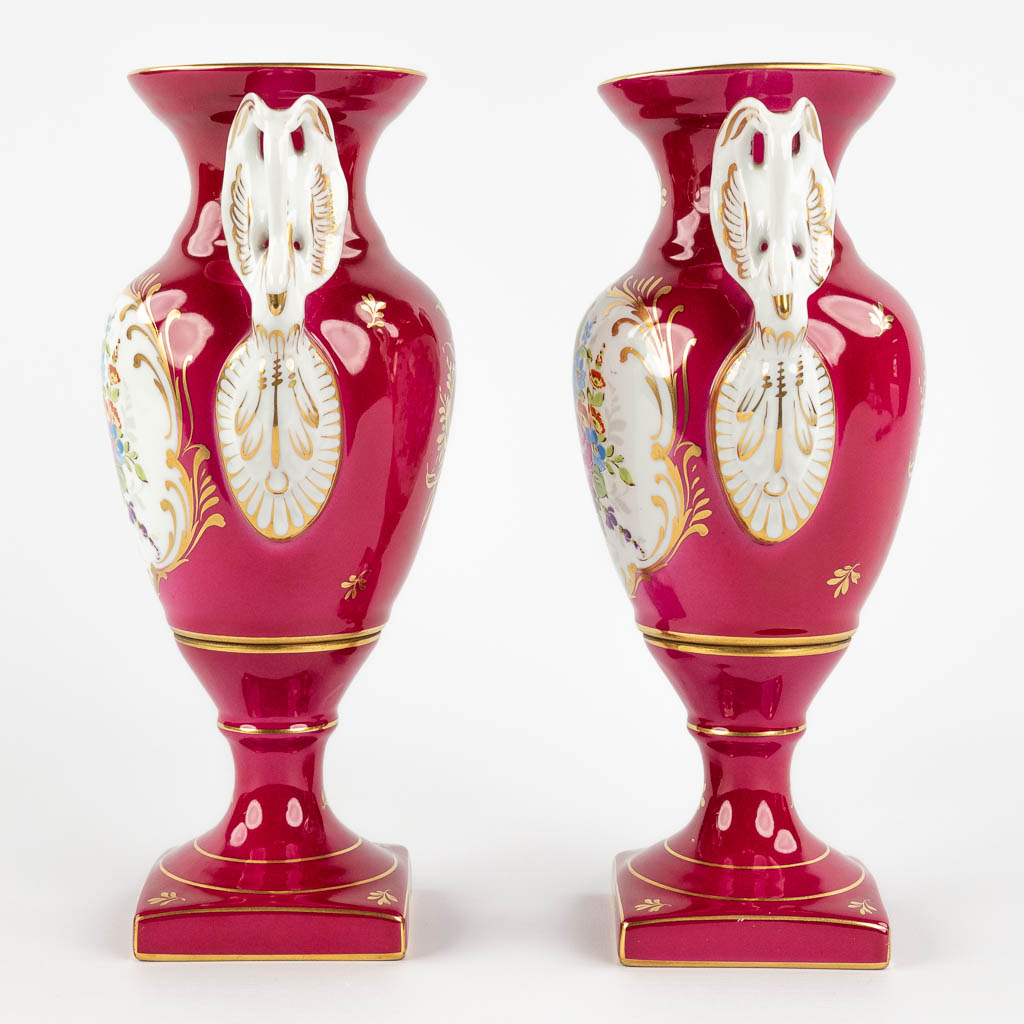 Porcelaine De Couleuve, een paar vazen, Empire stijl, 20ste eeuw. (D:11 x W:16,5 x H:28 cm)