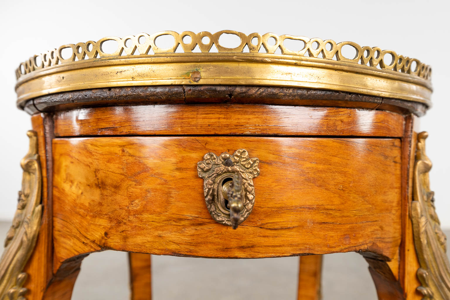 An antique side table, Louis XV, marquetry mounted with bronze and marble, 18th C. (D:38 x W:50 x H:73 cm)