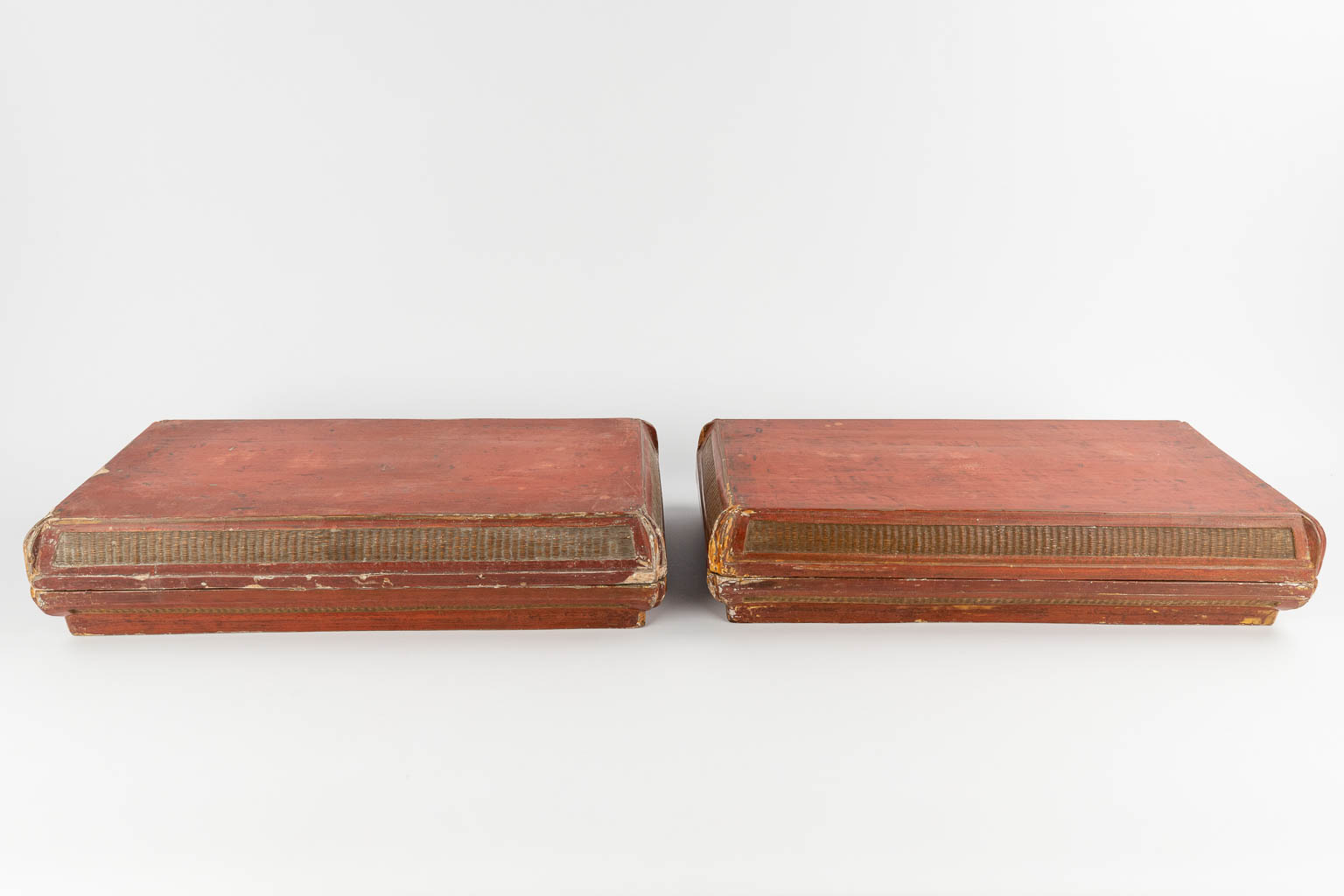 Twee antieke Chinese dozen met een deksel, gelakt hout. (D:28 x W:56 x H:12 cm)