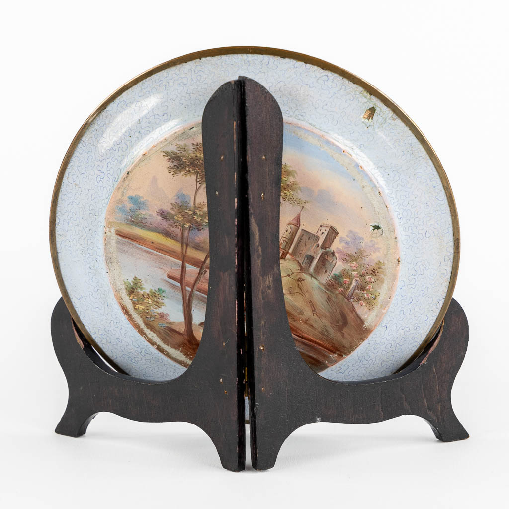 A finely painted plate, enamel on copper with a hand-painted decor. (D:13,3 cm)