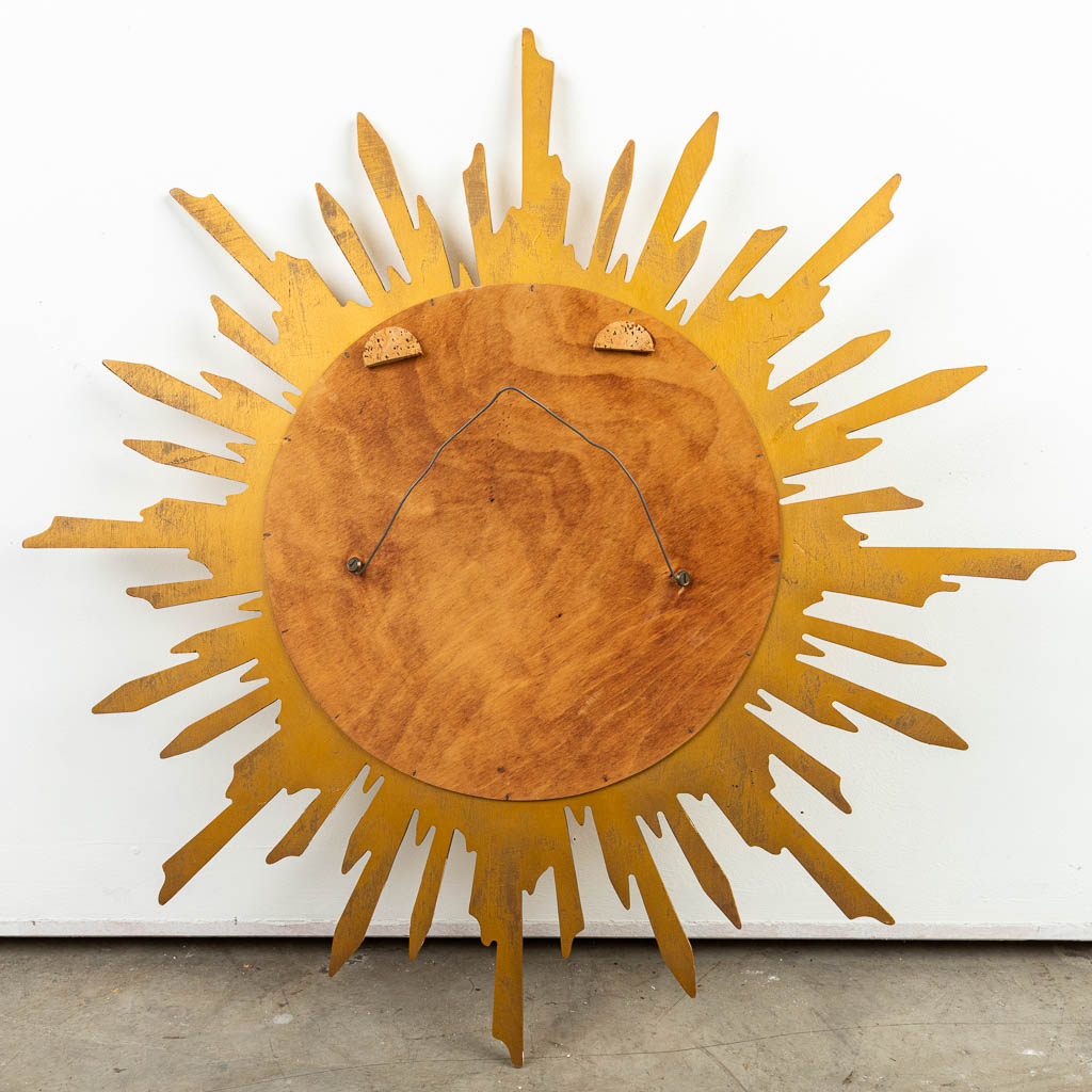 Een grote zonnespiegel gemaakt uit gesculpteerd hout, 20ste eeuw. 