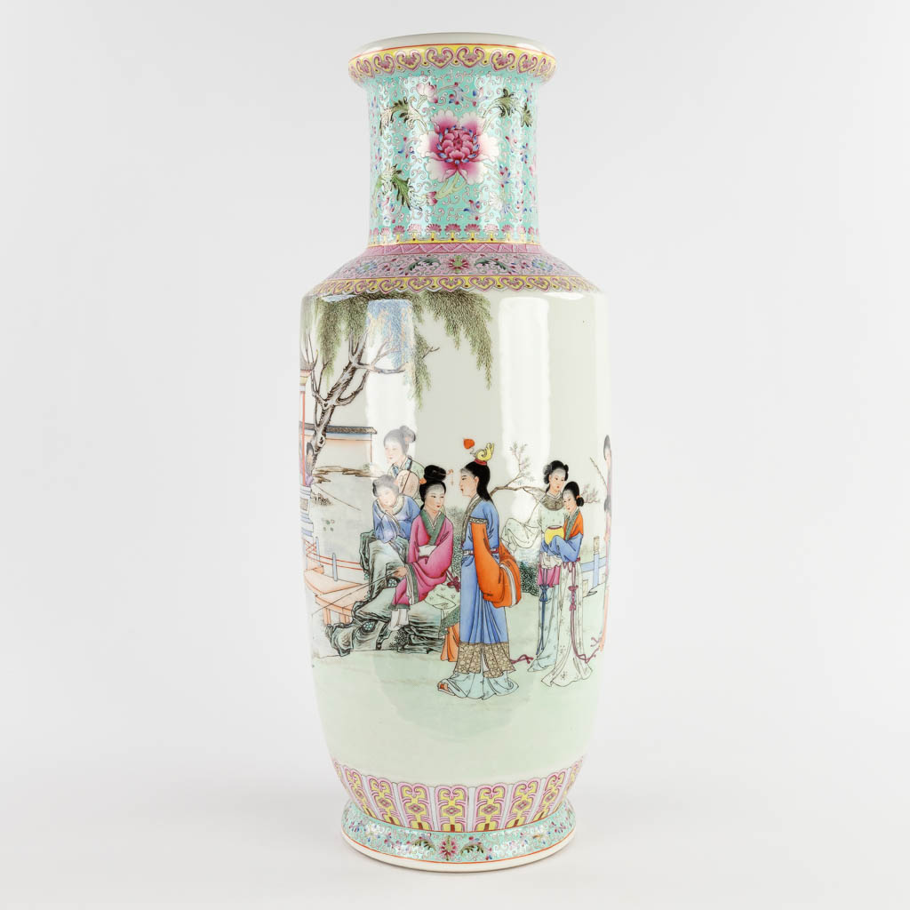 Een Chinese vaas met decor van hofdames in de tuin. 20ste eeuw. (H:60 x D:24 cm)