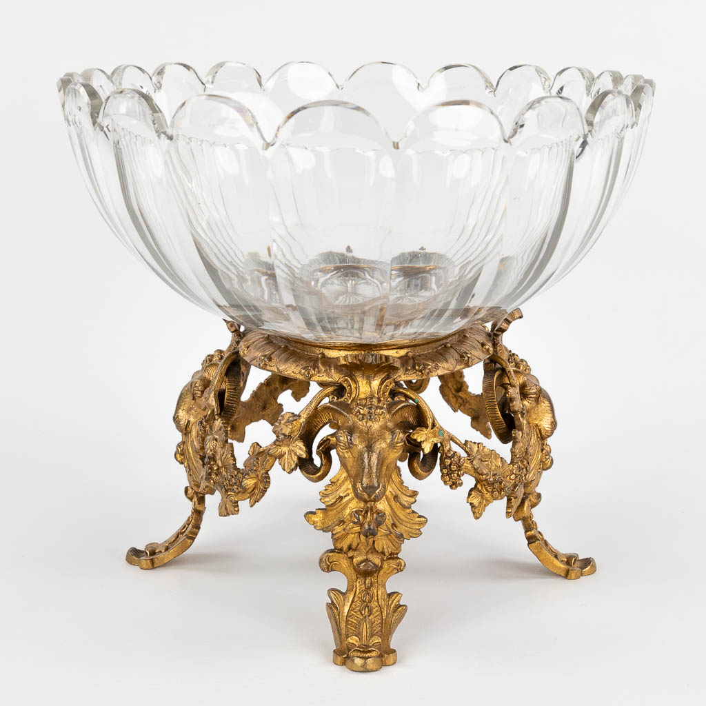 Een tafel middenstuk, kristal gemonteerd op een verguld bronzen basis. Lodewijk XVI, 19de eeuw. (D:28 x W:39 x H:24 cm)