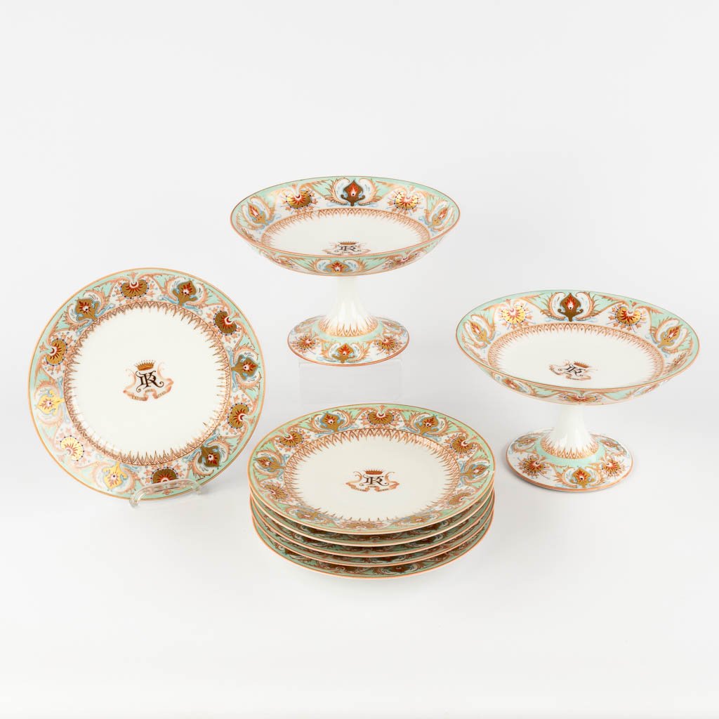 A set of 2 tazza and 6 plates, Count 'De Kerckhove', Brussel. 19th C. (H:13,5 x D:22,5 cm)