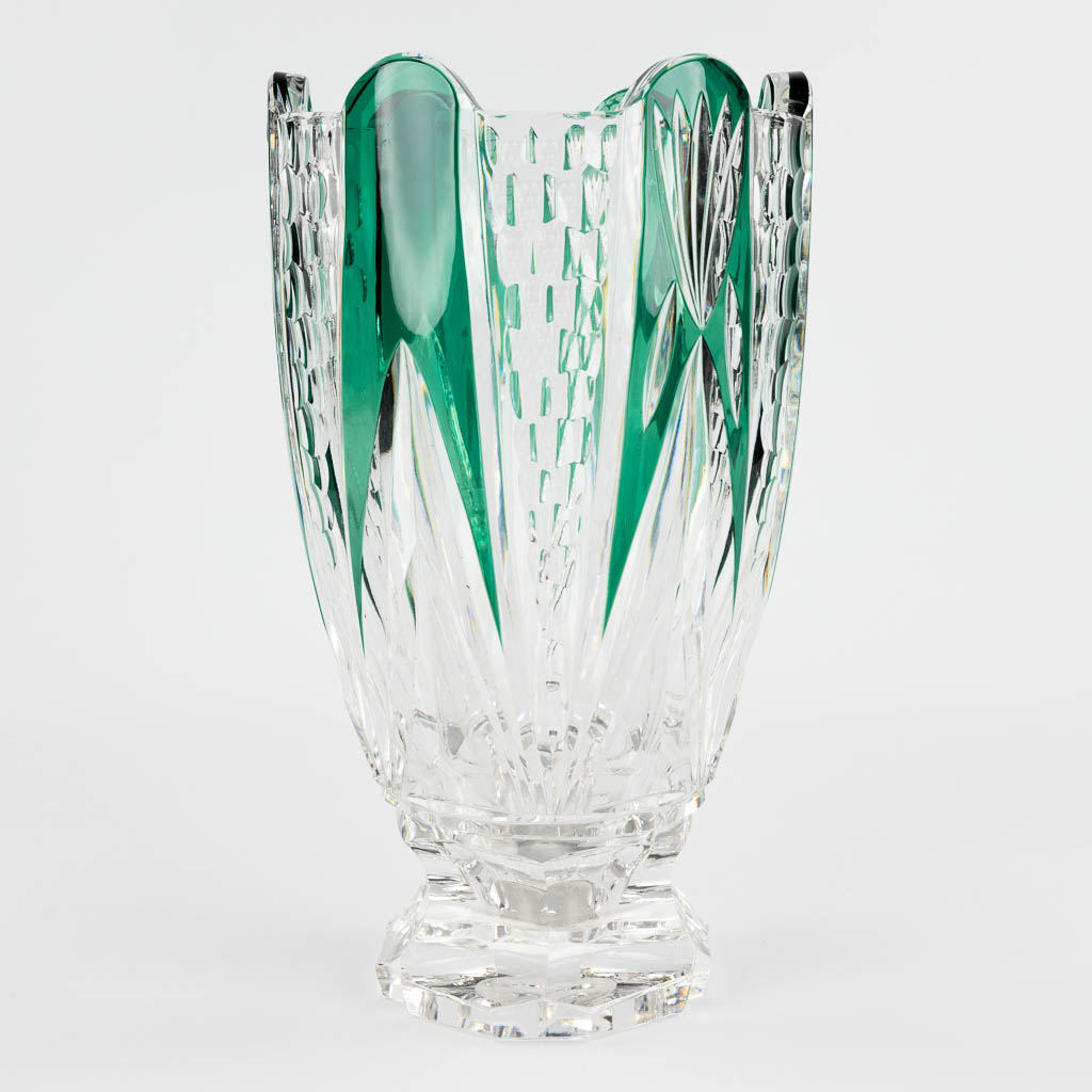 Val Saint Lambert, een grote vaas, groen geslepen kristal. (H:33 x D:19 cm)