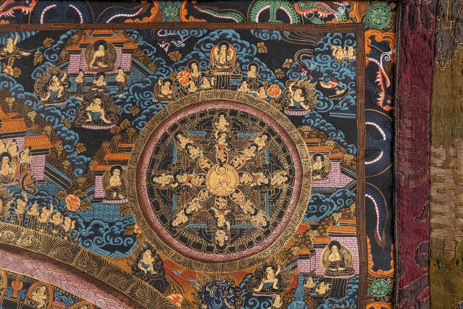 Een Oosterse Thangka, handgeschilderd decor op zijde. (W:57 x H:74 cm)
