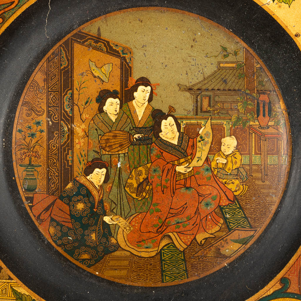 A display plate with Japanese images and made of Papier Maché. (H:26,5cm)