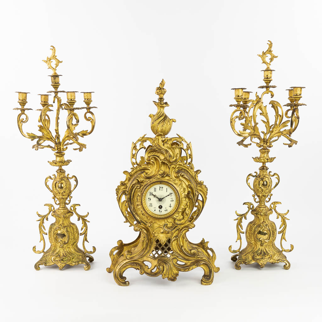 A three-piece mantle clock with 2 candelabra made of gilt bronze. (H:59cm)
