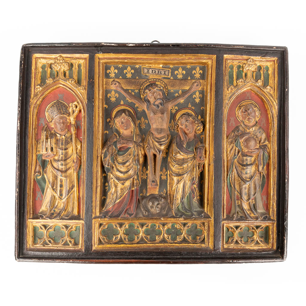  Een religieus 'drieluik', gemaakt uit plaaster in neogotische stijl. 20ste eeuw. 