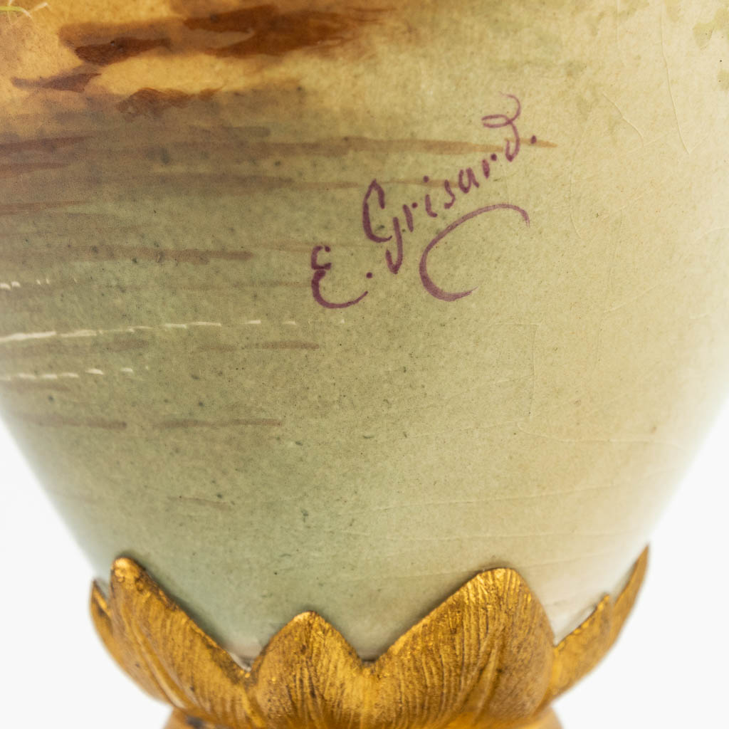 Een vaas met handgeschilderd romantisch decor, gemaakt door Sèvres, gesigneerd E. Grisard. (H:71cm)