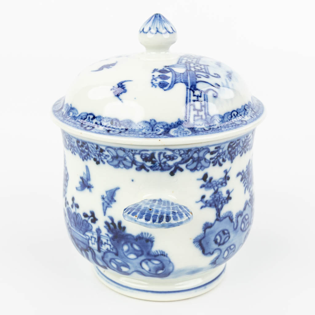 Een Chinees potje met deksel gemaakt uit porselein en versierd met bloemen en vogels. (H:13,5cm)
