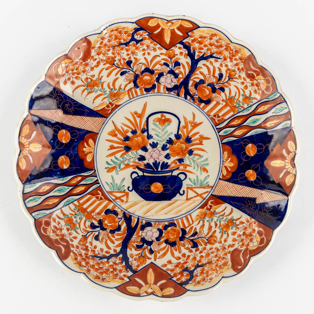 Four plates and two vases, Japan, Imari. 19th and 20th C. (H:34,5 x D:17 cm)