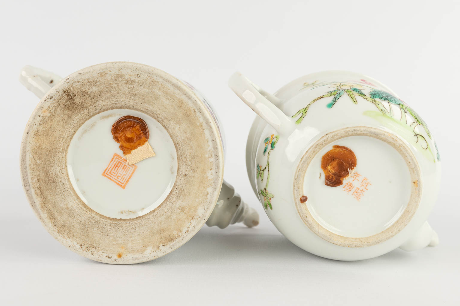 Five pieces of Chinese porcelain, decorated with hand-painted images. 19th/20th C. (H:19 x D:9 cm)