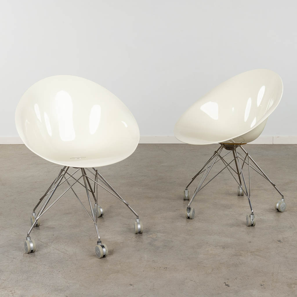 Philippe STARCK (1949) 'Ero' voor Kartell, twee bureaustoelen. (D:59 x W:62 x H:82 cm)