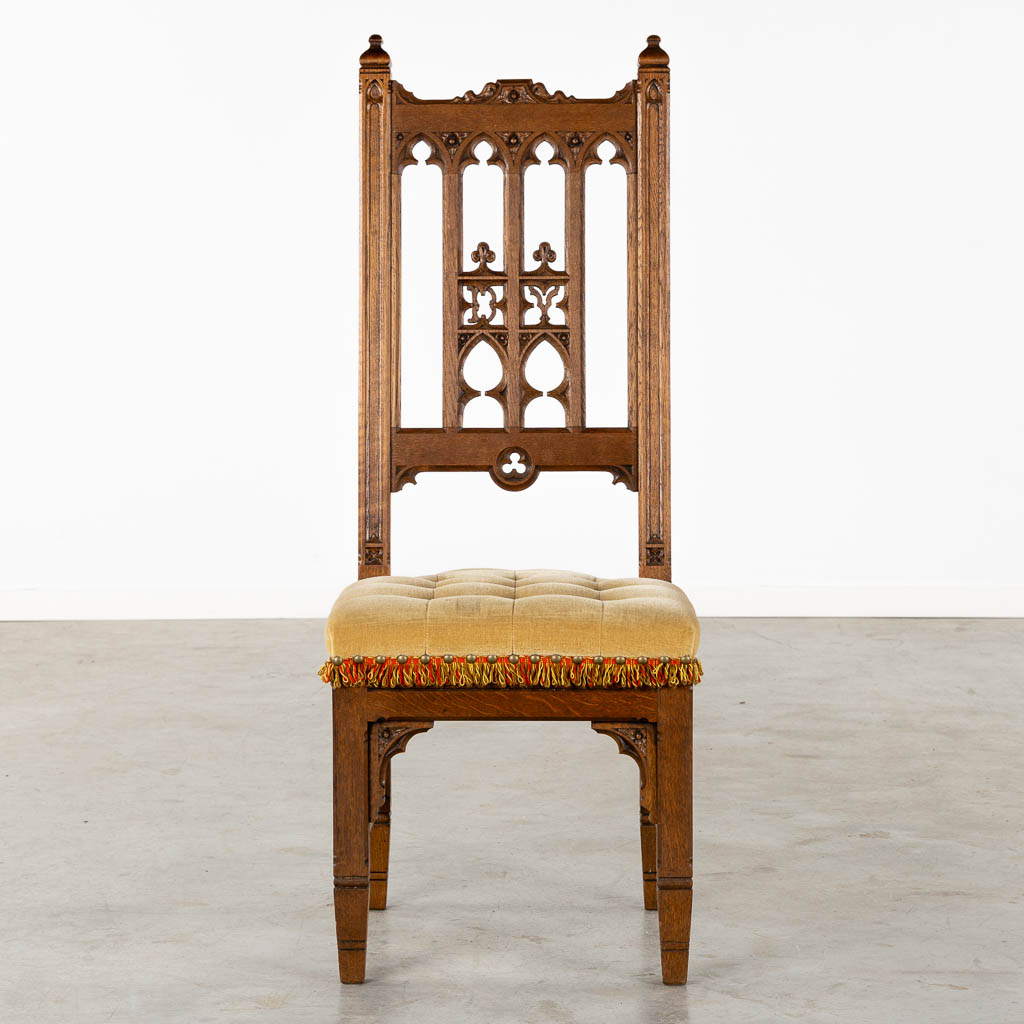 8 stoelen in Neogotische stijl, gesculpteerd hout. Circa 1900. (L:54 x W:48 x H:123 cm)