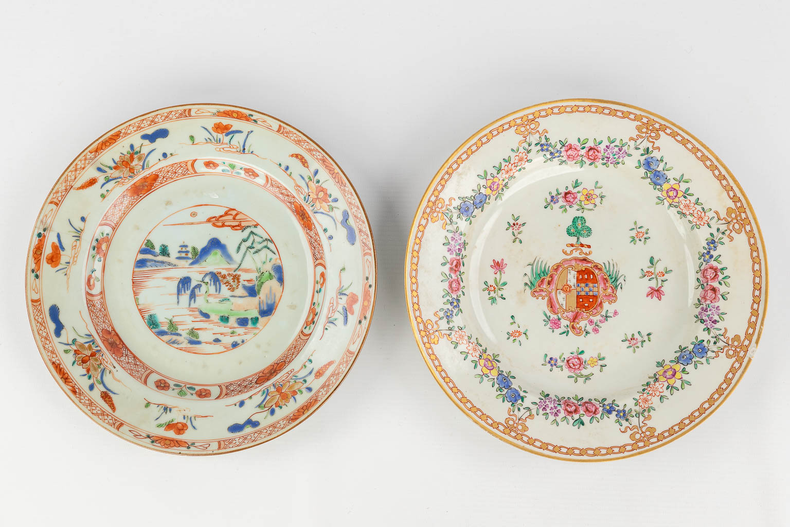 Een collectie van 12 Chinese Famille Rose borden. 18de/19de/20ste eeuw. (D: 36 cm)