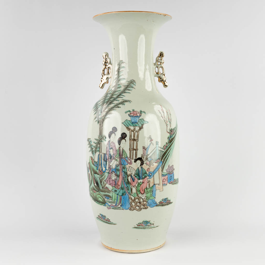A Chinese vase, decorated with ladies in the garden. 19th/20th C. (H:58 x D:23 cm)