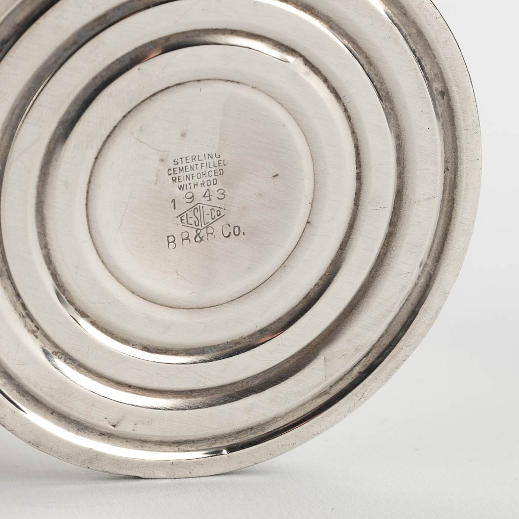 Een collectie tafelaccesoires en gebruiksgoederen, zilver. (D:20,5 x W:30 x H:4 cm)