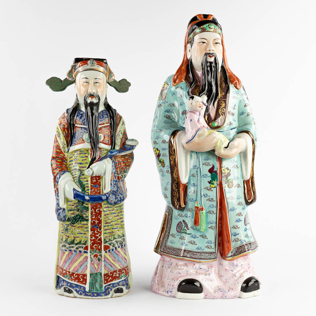 Een Chinese wijze man, onderaan gemerkt. Bijgevoegd een Chinese wijze, 20ste eeuw. (H:49 cm)