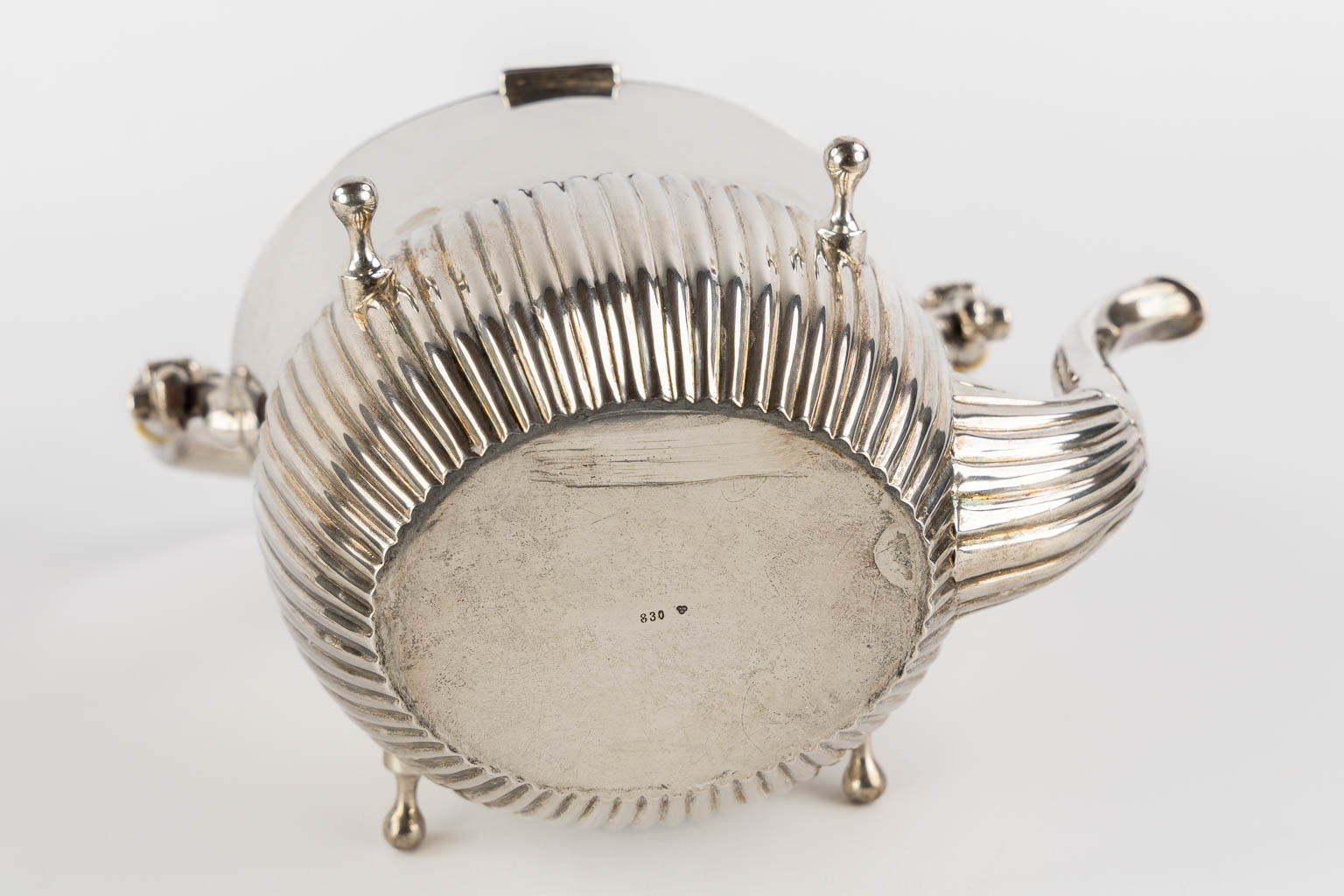 Een koffiekan, inktpot en inktvloeier, Zweden, zilver. 1,815kg. (L:15 x W:25 x H:35 cm)