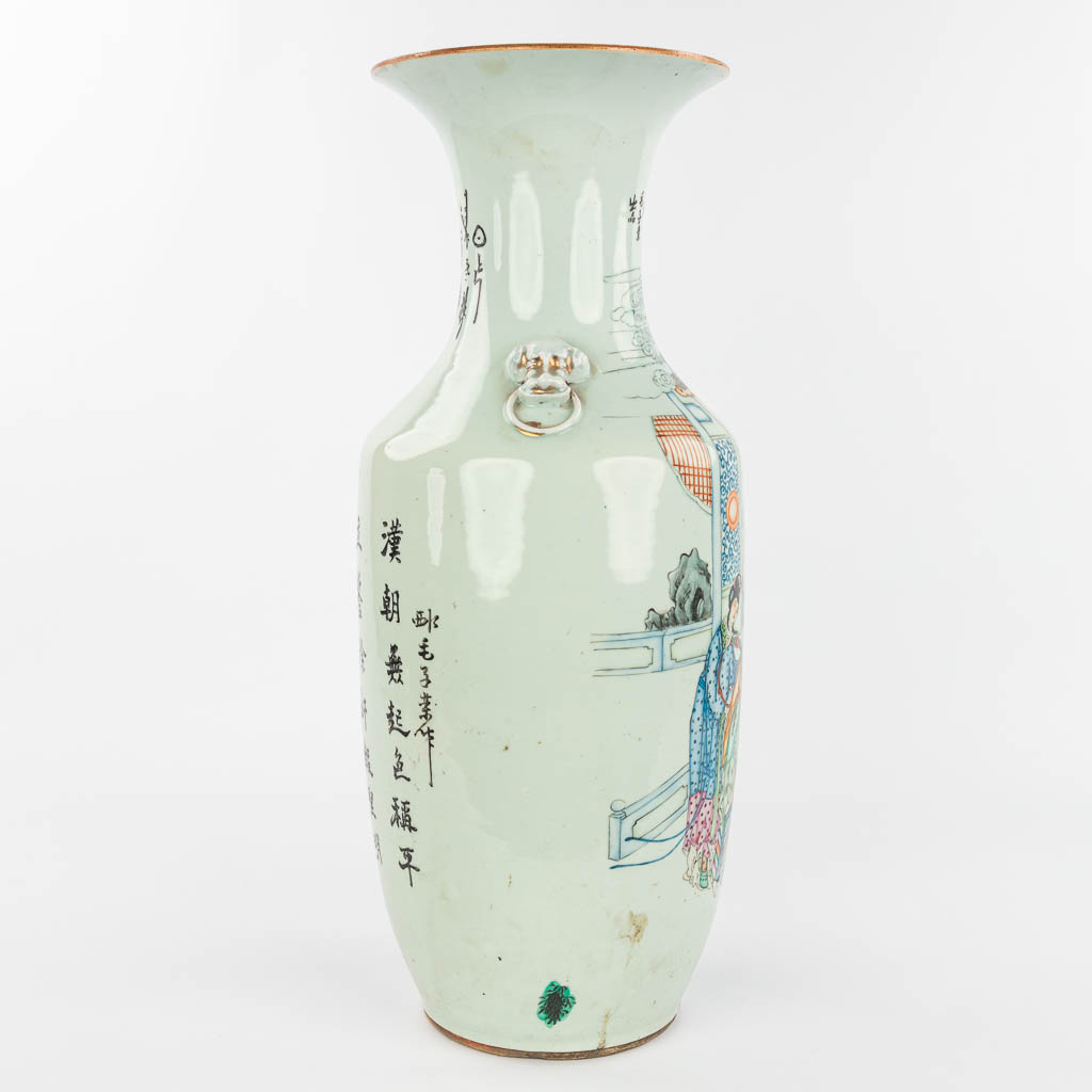 Een Chinese vaas gemaakt uit porselein en versierd met een Tempelscène en kalligrafische teksten (H:57cm)